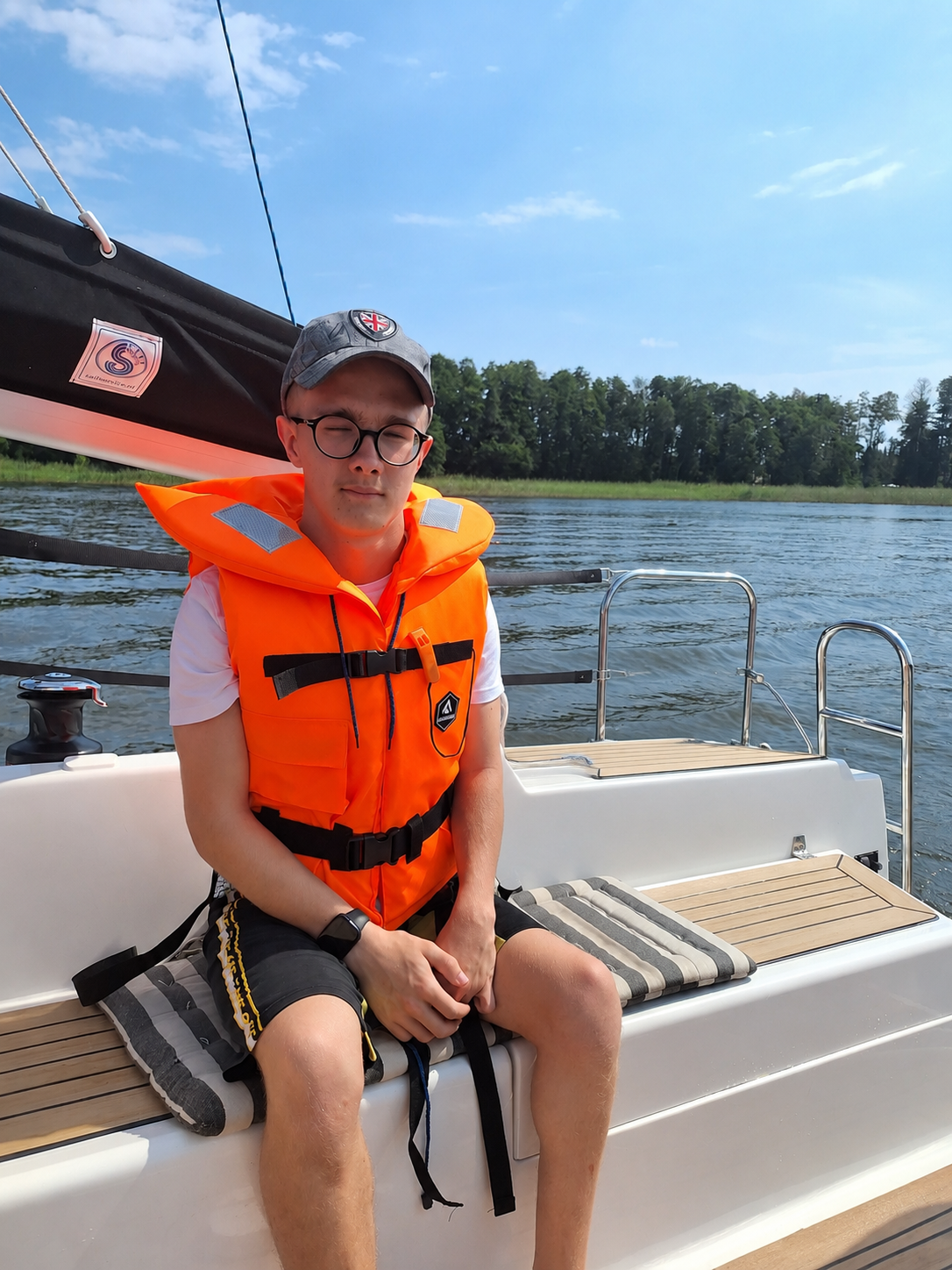 Sebastian z siostrą na żaglówce